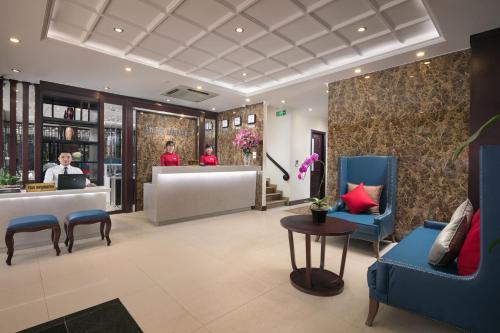 eine Lobby mit einer Rezeption und Personen in der Lobby in der Unterkunft Serene Boutique Hotel & Spa in Hanoi