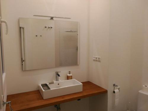 bagno con lavandino bianco e specchio di Luxury Catedral a Málaga