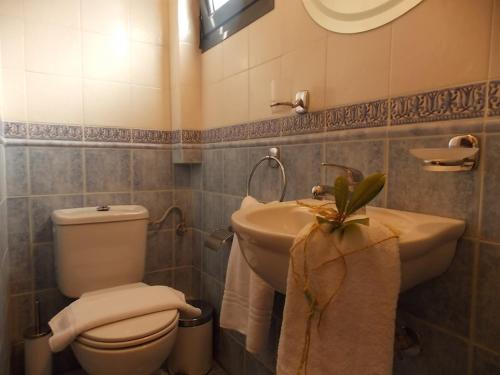 ブアブロウにあるFilippos Resort III Goldenのバスルーム(トイレ、洗面台付)