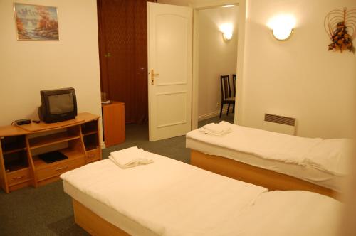 Giường trong phòng chung tại Hotel Sloup