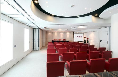 Οι επιχειρηματικές εγκαταστάσεις ή/και οι αίθουσες συνεδριάσεων στο Cram Hotel