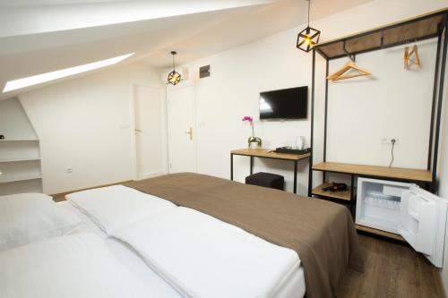 Кровать или кровати в номере Riverside Residence