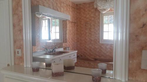 La salle de bains est pourvue d'un lavabo et d'une baignoire avec des bougies. dans l'établissement Clos de l'Artuby, à Valderoure