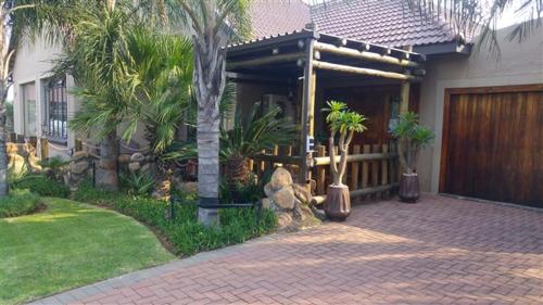 Taman di luar Nkwasi Lodge