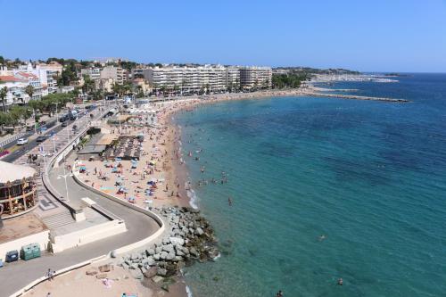 Coeur de Fréjus, L'AMPHITHÉÂTRE, appartement 3 pièces climatisé, terrasse, barbecue, piscine & parking