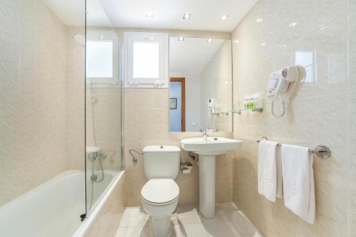 薩科馬的住宿－九重葛全球酒店，浴室配有卫生间、盥洗盆和淋浴。
