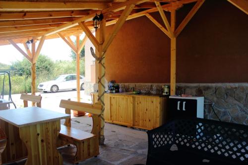 een keuken in een paviljoen met een tafel en een fornuis bij Tangra Guest House in Arapya