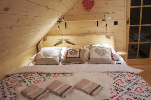 Ένα ή περισσότερα κρεβάτια σε δωμάτιο στο Góralska Osada Karpacz - Domki Lux