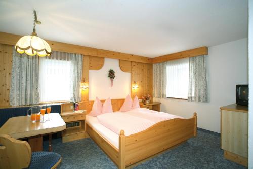 Кровать или кровати в номере Haus Alpina & Landhaus Schöpf