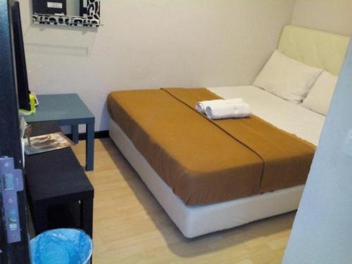 a bed with two towels on top of it in a room at Selesa View Gambang in Simpang Pulau Manis