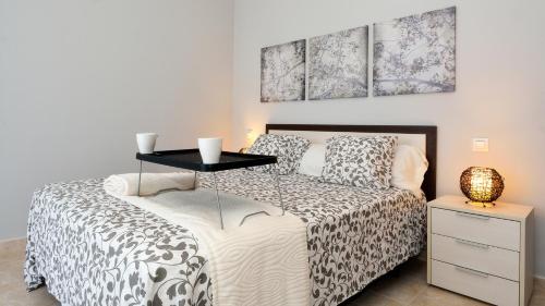 Un dormitorio con una cama con una mesa. en Villa Isla Feliz en Playa Blanca