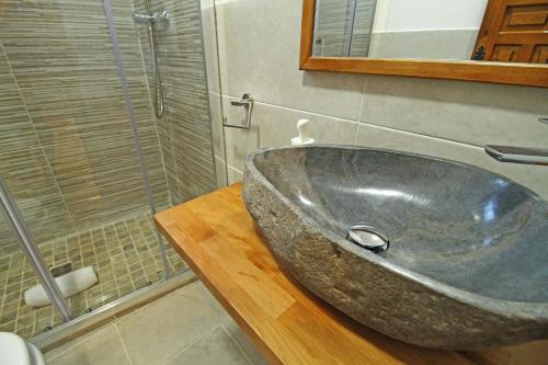 a bathroom with a sink and a shower at Apartamentos SNÖ Mont Romies in Salardú