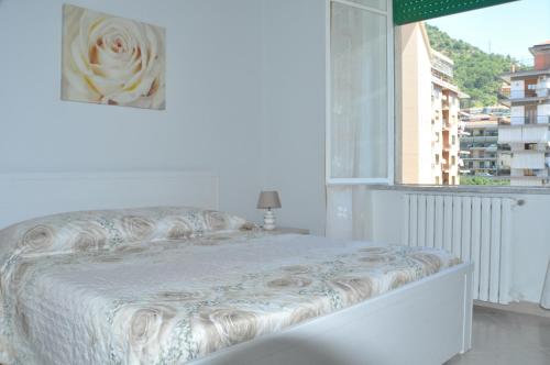 カーヴァ・デ・ティッレーニにあるAldebaran B&Bの窓付きの客室の白いベッド1台