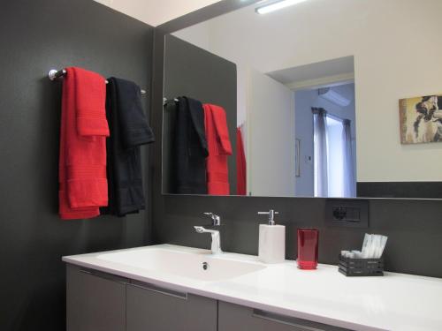 ボルゴ・サン・ロレンツォにあるPippo B&Bのバスルーム(白い洗面台、鏡付)