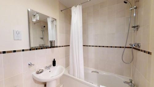 ケンブリッジにあるSignet Apartments - The Triangleのバスルーム(シャワー、洗面台、トイレ付)