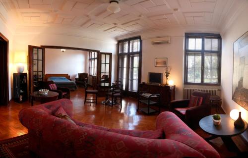 uma sala de estar com um sofá e uma mesa em Apartment Parliament park em Belgrado