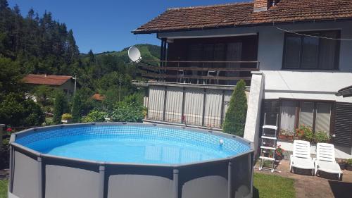 una gran piscina frente a una casa en Villa Lalka, en Ribaritsa