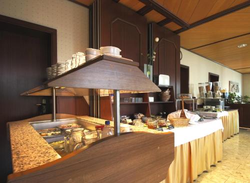 a large kitchen with a counter with a counter top at Hotel-Restaurant und Gästehaus Löwen in Süßen