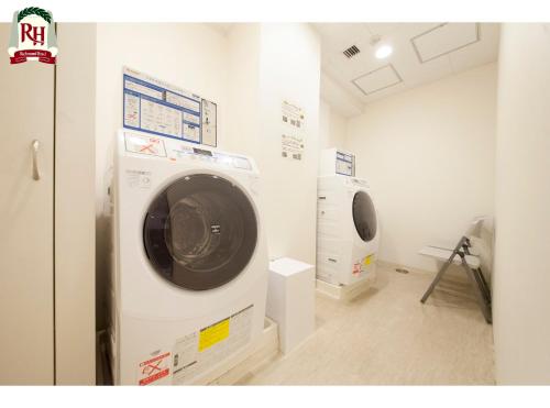 a washing machine in a room with a wall at Richmond Hotel Tokyo Shiba in Tokyo