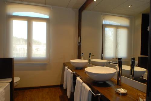 baño con 4 cuencos en una barra de madera en Molí Blanc Hotel, en Jorba