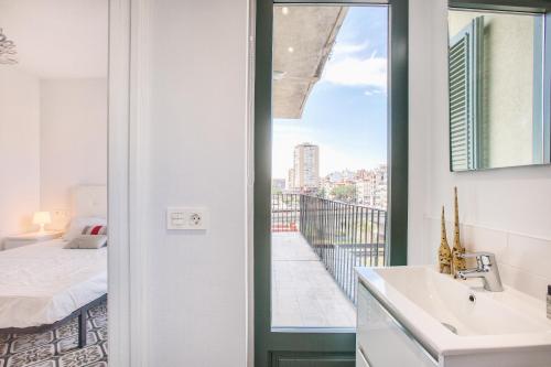 ジローナにあるFlateli Rambla 5 3-2のバスルーム(シンク付)が備わります。ベッドルーム1室の景色を望めます。