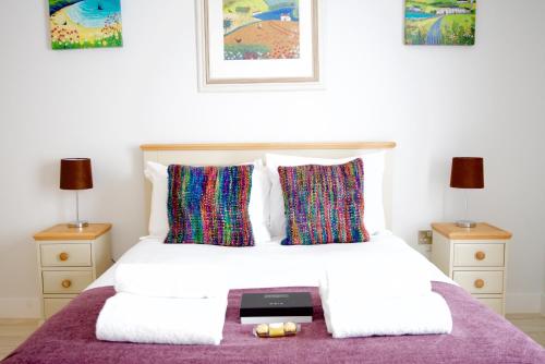 ケンブリッジにあるSignet Apartments - Vestaのベッドルーム(紫の毛布を使用した大型ベッド1台付)