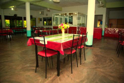 Restaurant o un lloc per menjar a Nirmaa Shadow Inn
