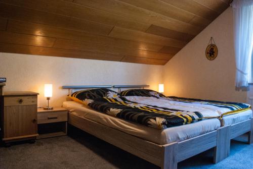 ein Schlafzimmer mit einem Bett mit Holzdecke in der Unterkunft Ferienwohnung Wolf in Greven