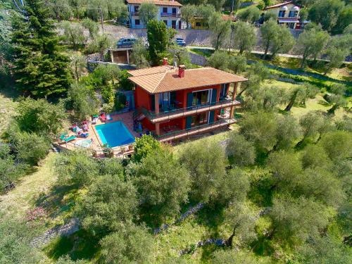 una vista aérea de una casa con piscina en red house apartments whit enchanting lake view, en Malcesine