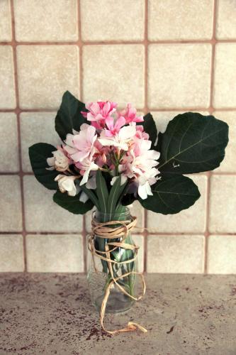 a vase filled with pink and white flowers on a counter at Villa Giulia&Gaia - Guest House in Nardò