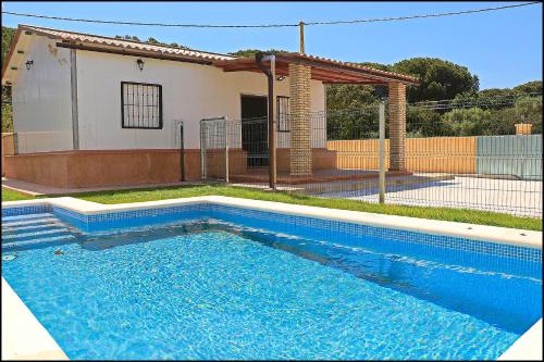 Bungalow en Conil con piscina