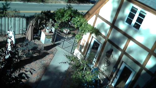 an overhead view of a fence in front of a house at FLEUR DE LAC EUROPERAN INn in Lake Arrowhead