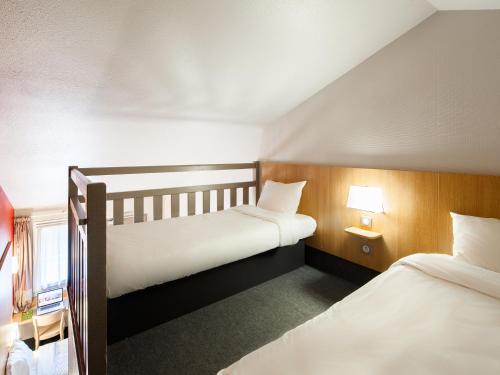Ένα ή περισσότερα κρεβάτια σε δωμάτιο στο B&B HOTEL Amiens