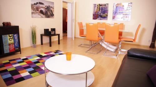 un soggiorno con tavolo e sedie di Fewo Art City-Studio Kassel 7, groß, modern, citynah, kostenfreie Parkplätze, Süd-Balkon, ruhig, Herkulesblick, voll ausgestattet a Kassel