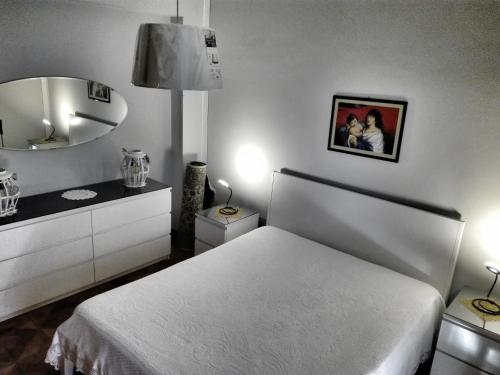 ラスカリにあるLa casa di Giòのベッドルーム(白いベッド1台、鏡付)