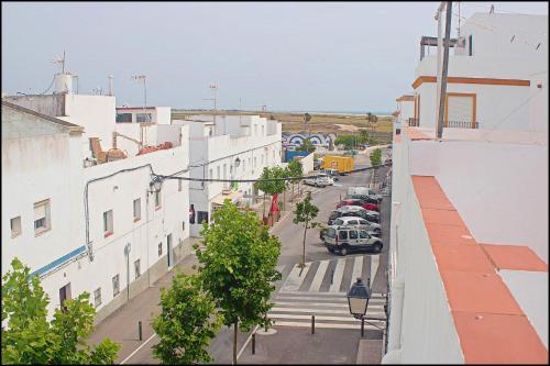 una vista aérea de una calle de la ciudad con coches en Apartamento Centro Conil, en Conil de la Frontera