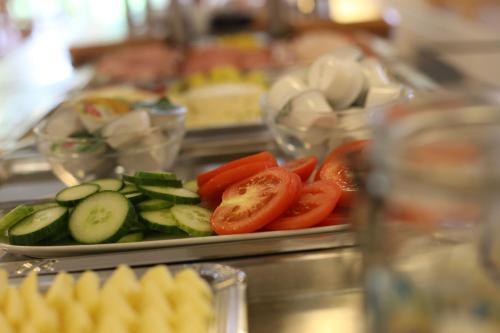 a plate of vegetables sitting on a counter at Jugendherberge Heide in Heide