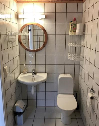 a bathroom with a toilet and a sink at Marifjøra Sjøbuer in Marifjora