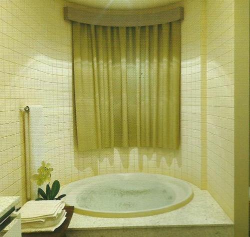 baño con bañera grande con espejo en Suítes Hot Springs Caldas Novas, en Caldas Novas