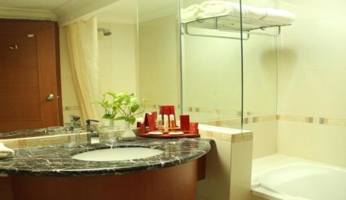 Kamar mandi di Abadi Suite Hotel & Tower