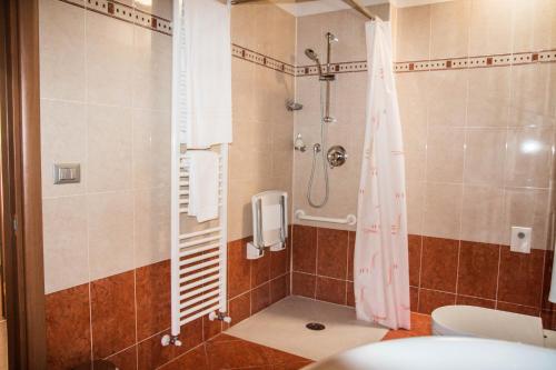 a bathroom with a shower with a sink and a toilet at La Casa del Sogno in Monteforte dʼAlpone