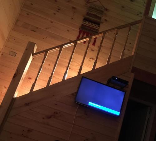 a television sitting on the floor of a staircase at Cabañas Los Laureles - Lican Ray in Licán Ray