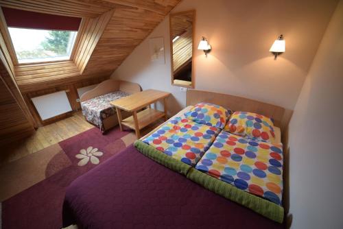 ein Schlafzimmer mit einem Bett und einem Tisch in einem Zimmer in der Unterkunft Inkliuzas in Nida