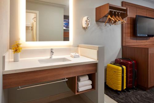 Televisyen dan/atau pusat hiburan di Studio Inn & Suites at Promenade Downey
