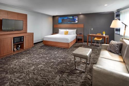 Katil atau katil-katil dalam bilik di Studio Inn & Suites at Promenade Downey