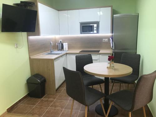 ヴェルキー・スラブコフにあるApartman AiAの小さなキッチン(小さなテーブル、椅子付)