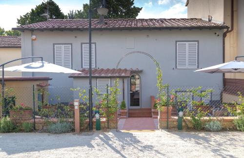 a white house with a fence in front of it at VIA NALDINI n 61 in Tavarnelle in Val di Pesa