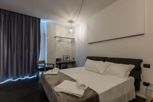 una camera da letto con un letto con un cappello sopra di The Boutique Napoli Suite a Napoli