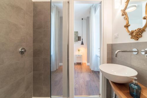 uma casa de banho com um chuveiro, um lavatório e um WC. em Guest Roma House em Roma