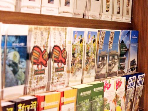 a book shelf filled with lots of books at Richmond Hotel Kochi in Kochi